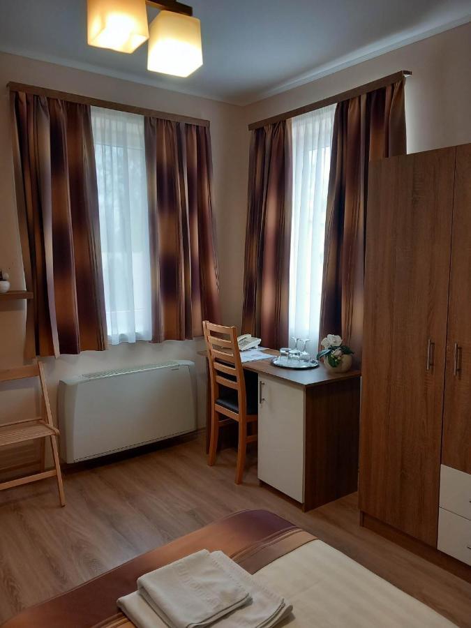 Kata Panzio Hotel Oroszlány Buitenkant foto