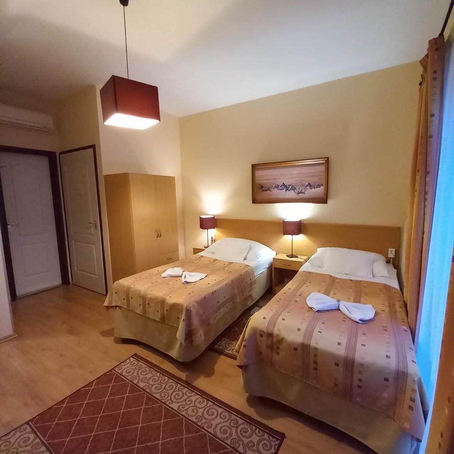 Kata Panzio Hotel Oroszlány Buitenkant foto