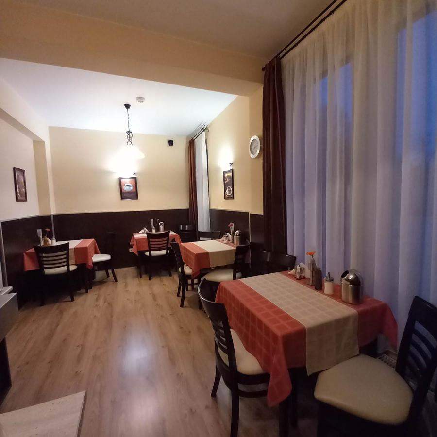 Kata Panzio Hotel Oroszlány Buitenkant foto